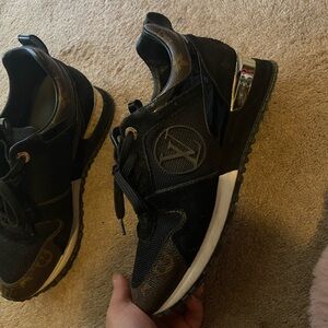 LV SNEAKERS